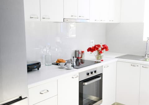 Coffee/tea facilities, Kitchen or kitchenette, stove