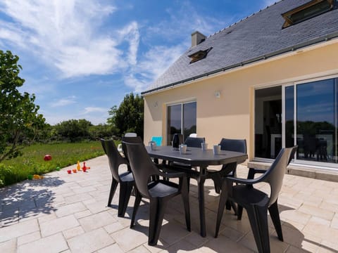 Maison familiale avec jardin clos, 4 pièces, 6 pers, proche plage et commerces, Wifi, parking inclus. - FR-1-477-192 Villa in Locmariaquer