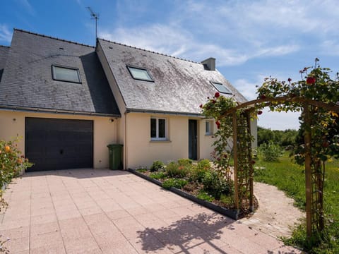 Maison familiale avec jardin clos, 4 pièces, 6 pers, proche plage et commerces, Wifi, parking inclus. - FR-1-477-192 Villa in Locmariaquer