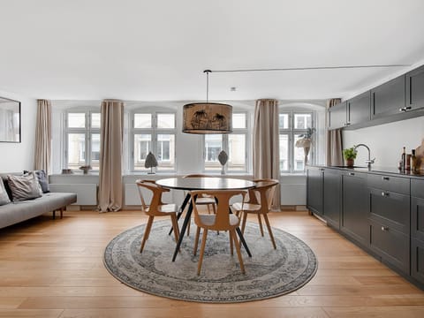 Restaurant/places to eat, TV and multimedia, Living room, Seating area, kitchen