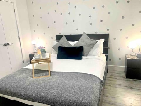 Sparsh Villas - Lux Modern 2BR Suite wKitchen House in Surrey