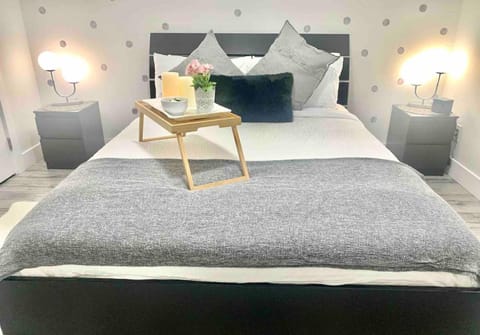 Sparsh Villas - Lux Modern 2BR Suite wKitchen House in Surrey