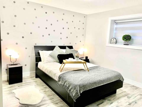 Sparsh Villas - Lux Modern 2BR Suite wKitchen House in Surrey