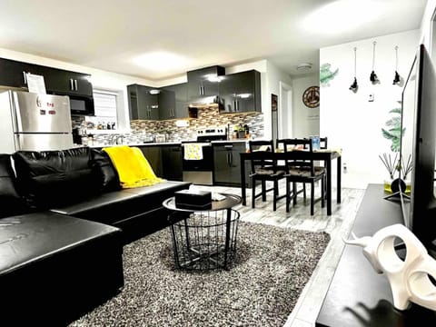 Sparsh Villas - Lux Modern 2BR Suite wKitchen House in Surrey