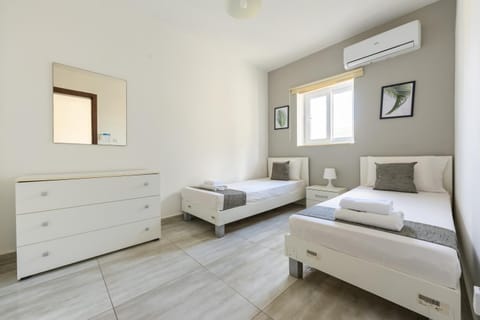 Bed, Bedroom, air conditioner