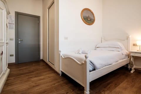 Bed, Decorative detail, internet