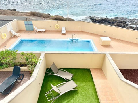 Day, Natural landscape, View (from property/room), Balcony/Terrace, Pool view, Sea view, Swimming pool, sunbed