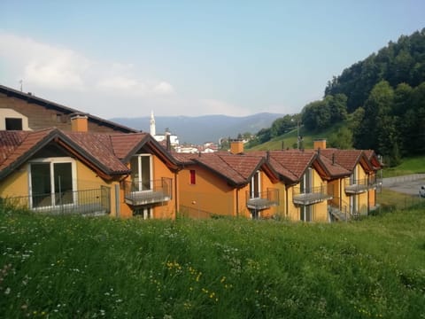 Property building, Neighbourhood, Natural landscape, Photo of the whole room