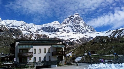 Property building, Nearby landmark, Neighbourhood, Natural landscape, View (from property/room), Landmark view, Mountain view, Parking