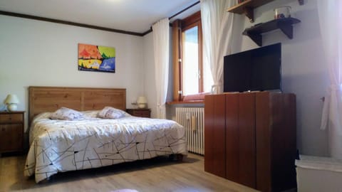 Bed, TV and multimedia, Photo of the whole room, Decorative detail, heating, internet, locker, wardrobe