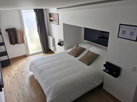 Bed, TV and multimedia, Photo of the whole room