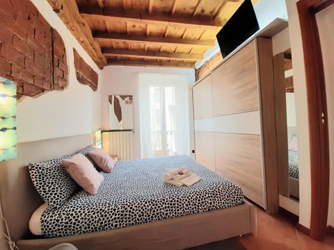 Bed, TV and multimedia, Photo of the whole room, Bedroom, towels, wardrobe