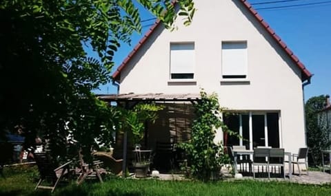 Property building, Patio, Facade/entrance, Garden, Garden, Balcony/Terrace