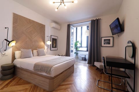 Bed, TV and multimedia, Photo of the whole room, Seating area, Bedroom, hair dresser