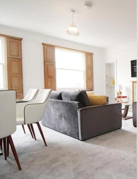 Spacious Georgian 3bedroom Apartment- 10 minute walk to the River Avon, Roman Baths and Bath Abbey Apartment in Bath