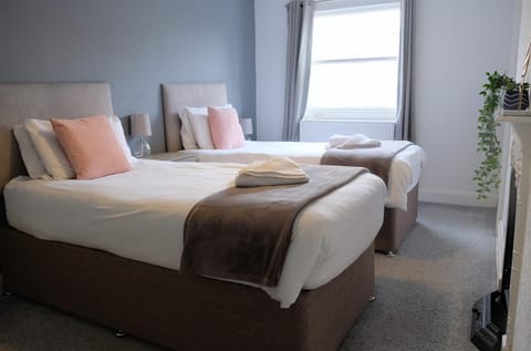 Spacious Georgian 3bedroom Apartment- 10 minute walk to the River Avon, Roman Baths and Bath Abbey Apartment in Bath