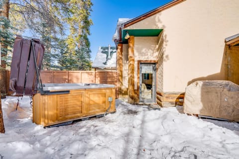 Luxury Keystone Cabin with Hot Tub, 1 Mi to Lifts! Cabin in Keystone