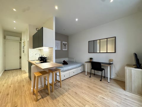 Bed, Dining area, kitchen