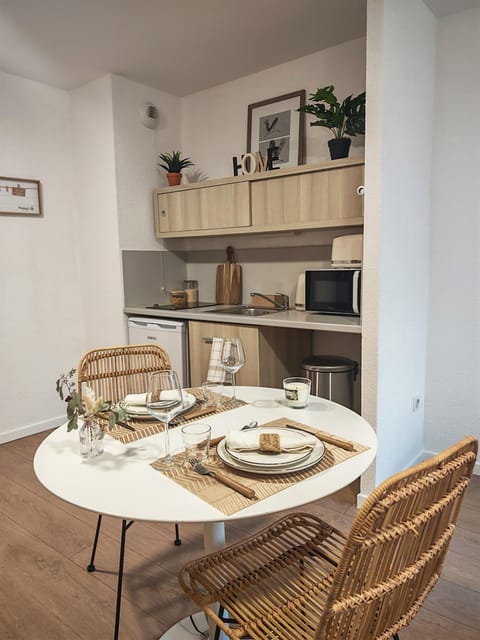 Kitchen or kitchenette, Dining area