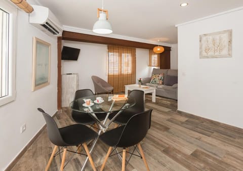 Communal lounge/ TV room, TV and multimedia, Seating area, Dining area, air conditioner