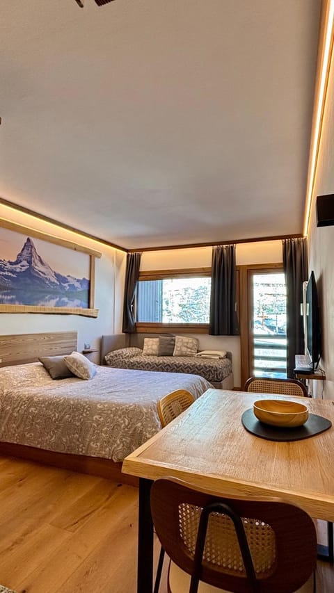 Bed, TV and multimedia, Living room, Dining area