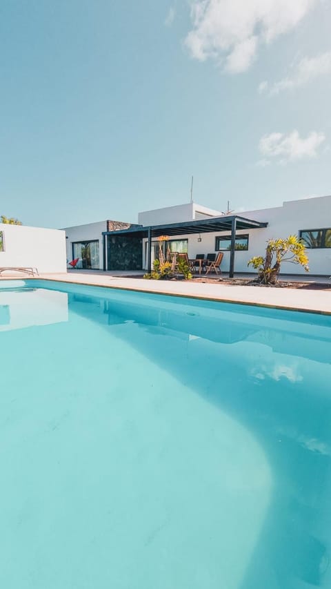 Property building, Solarium, Balcony/Terrace, Swimming pool