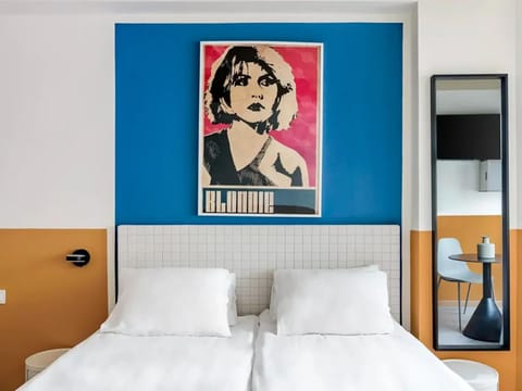 Bed, Photo of the whole room, Decorative detail, Bedroom