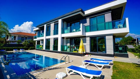 Property building, Balcony/Terrace, Pool view, Swimming pool