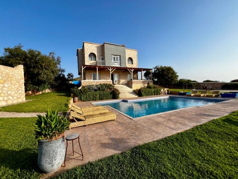 Property building, Patio, Day, Garden, Garden view, Pool view, Swimming pool, sunbed