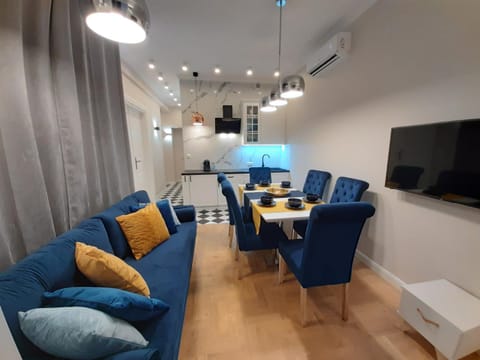 Communal lounge/ TV room, Living room, Lounge or bar, Seating area, Dining area