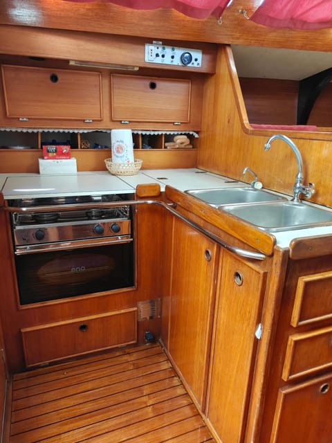 Dormire in Barca a Vela Docked boat in Maratea