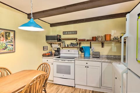 Rustic Hideaway with Fire Pit Less Than 1 Mi to River! House in Shenandoah Valley