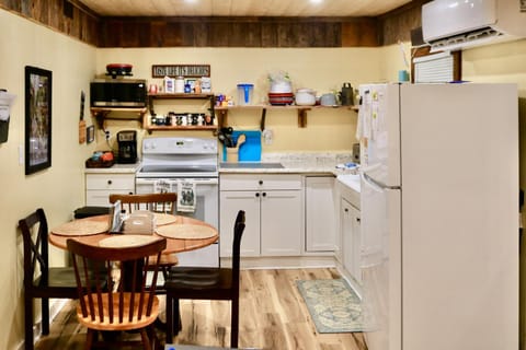 Rustic Hideaway with Fire Pit Less Than 1 Mi to River! House in Shenandoah Valley