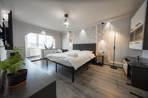 Bed, TV and multimedia, Bedroom, towels