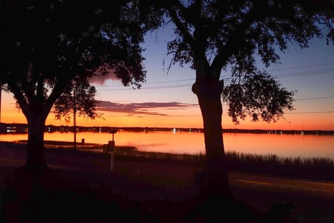 Lake Views and Private Porch Auburndale Family Home House in Auburndale
