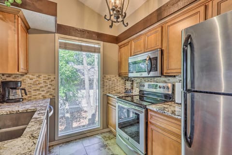 1 Mi to Margaritaville! Cabin with Resort Perks Cabin in Lake of the Ozarks