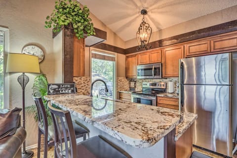 1 Mi to Margaritaville! Cabin with Resort Perks Cabin in Lake of the Ozarks