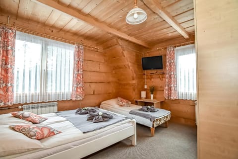 Bed, TV and multimedia, Photo of the whole room, Bedroom, towels