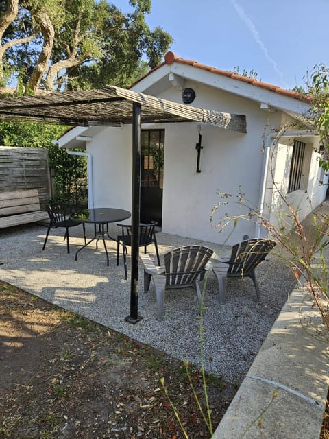 Day, Dining area