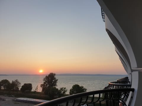 Balcony/Terrace, Lake view, Sunset