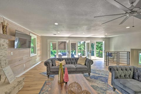 Upscale Cottage with Furnished Lake-View Deck! House in Beaver Lake