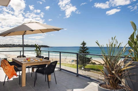 Patio, Natural landscape, View (from property/room), Balcony/Terrace, Dining area, Beach, Sea view