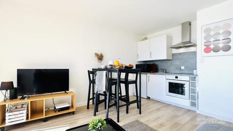 TV and multimedia, Dining area, oven, stove