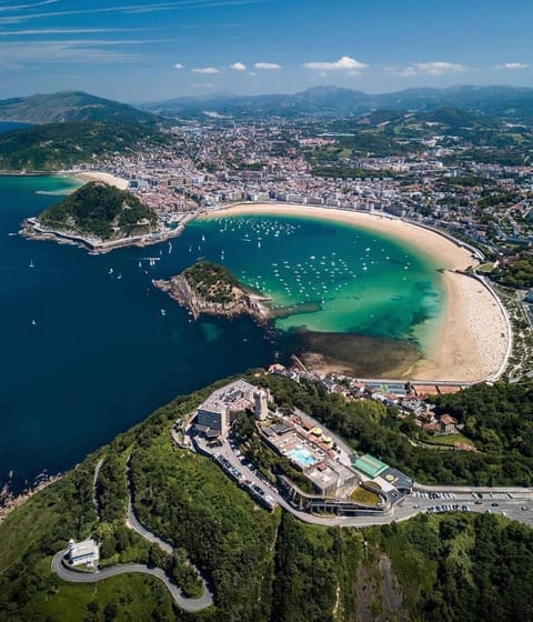Nearby landmark, Natural landscape, Bird's eye view, Beach, City view, Mountain view, Sea view, Location