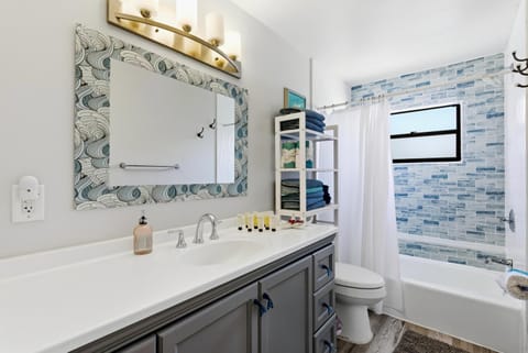 Jellyfish-Flamingo House, Amazing Location On Beach & Walk To Village House in Siesta Beach