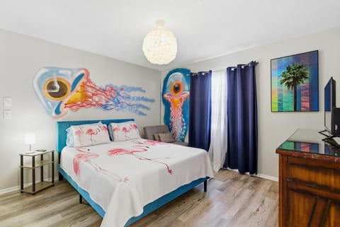 Jellyfish-Flamingo House, Amazing Location On Beach & Walk To Village House in Siesta Beach