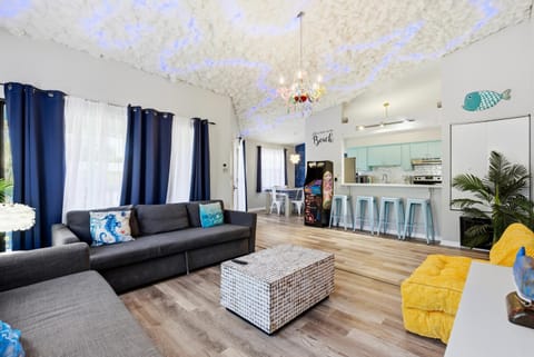 Jellyfish-Flamingo House, Amazing Location On Beach & Walk To Village House in Siesta Beach