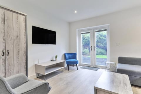 3 Bed Refurbished, Modern House, WiFi, Patio area House in Sheffield