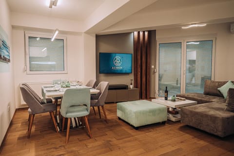 Communal lounge/ TV room, TV and multimedia, Living room, Seating area, Dining area
