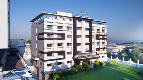 Property building, Day, Natural landscape, City view, Location, Parking